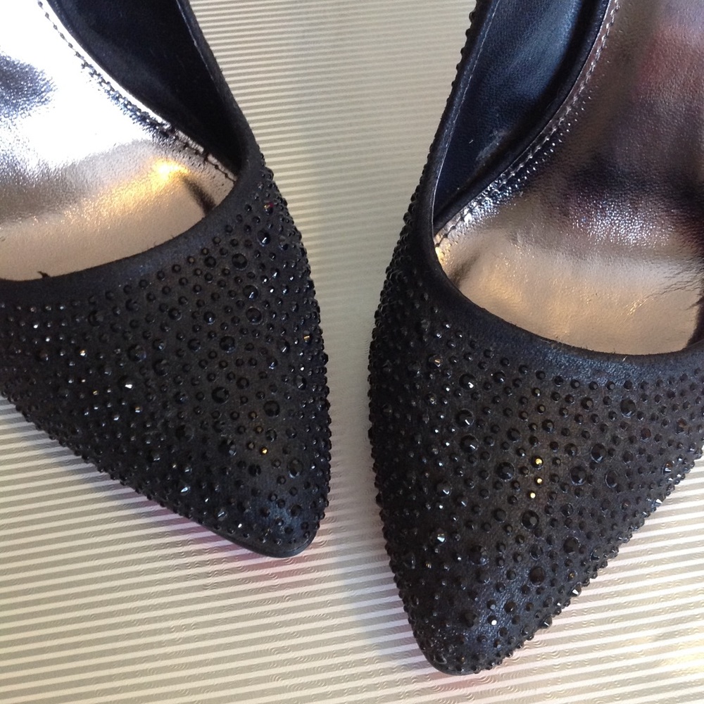 Gorgeous heels with pink bottoms - Picture 2 of 6